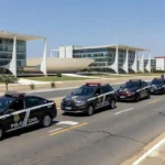 Viaturas da Polícia Civil em operação contra agiotagem no Distrito Federal