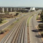 Trilhos de metrô e VLT em Brasília representando estudos do governo do DF