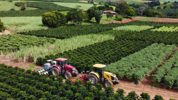 Maquinário agrícola em lavoura de agricultura familiar no Brasil