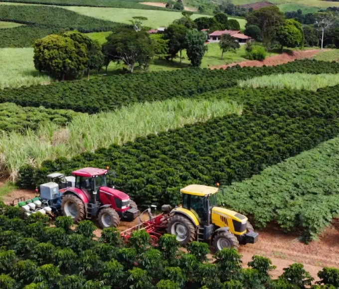Maquinário agrícola em lavoura de agricultura familiar no Brasil