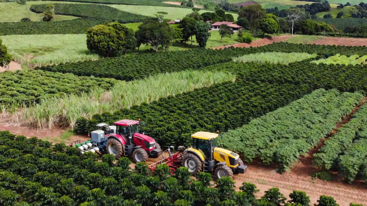 Maquinário agrícola em lavoura de agricultura familiar no Brasil