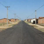 Ruas asfaltadas com postes de energia em Samambaia, Brasília