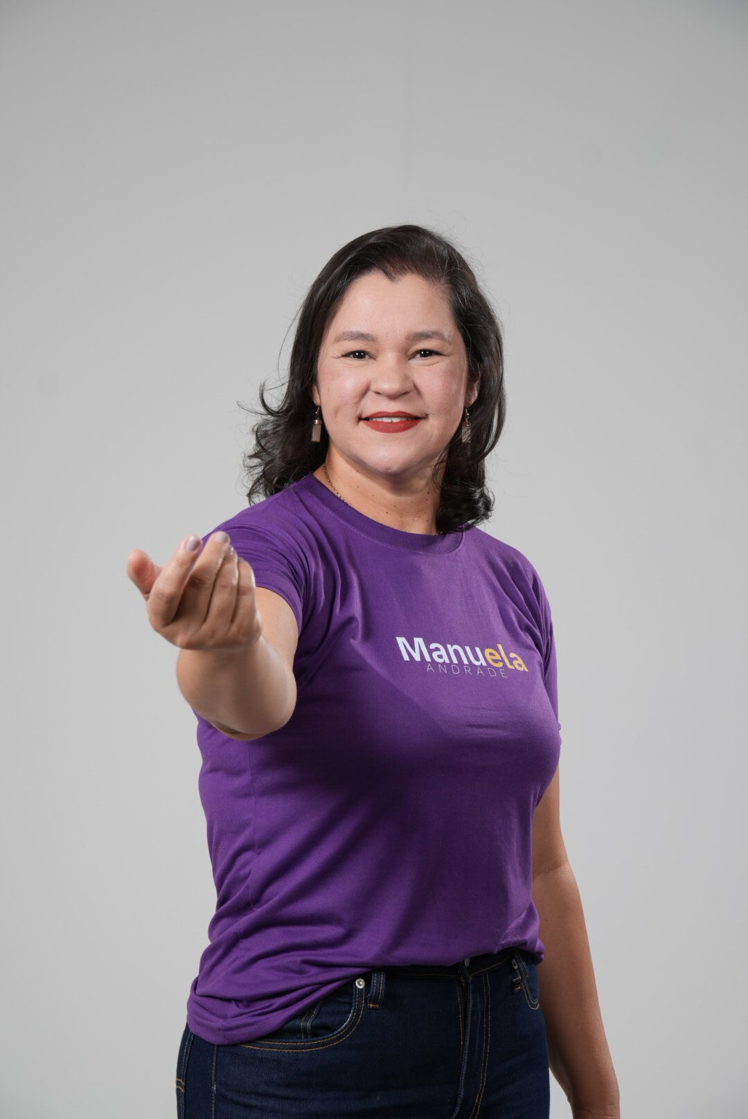 Manuela Andrade consolida favoritismo e expande apoio no DF para 2026